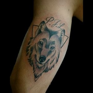 Otro de hoy.. #tattoo #inked #ink #wolf #wolftattoo #lobo #lobotattoo #tatuajedelobo #grises #blackandgrey #blackandgreytattoo #luchotattoo #luchotattooer #pergamino 