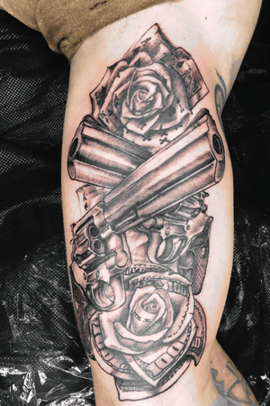 #guns #gunstattoo #revolver #revolvers #rose #rosetattoo #tattoo #tattoorealism #blackworktattoo #hromov_tattoo