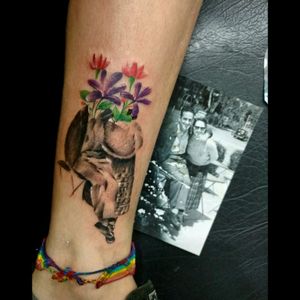 Tattoo de hoy se fue para rojas.. #tattoo #inked #ink #abuelos #blackandgrey #blackandgreytattoo #color #flores #flowerstattoo #luchotattoo #luchotattooer #pergamino #rojas