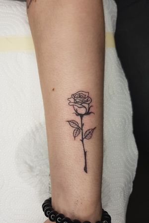 Detalle rosa de hoy🌹 #chiletattoo #chiletatuajes #tatuajes #tattoo #black #ink #rosa #rosatatuaje #rosetattoo 