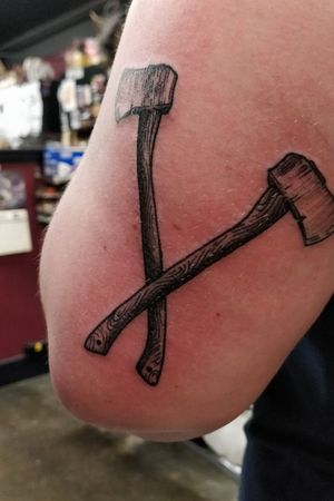 These double axes were sketched, then tattooed, in one day.