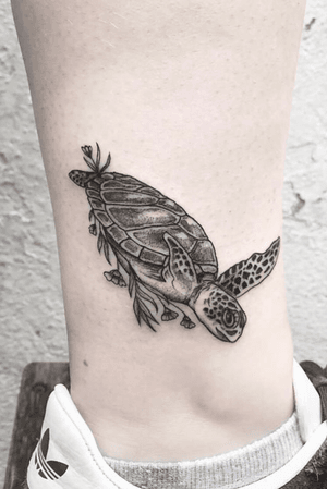 @garroina loved tattooing this turtle-y awesome little blackwork piece 🐢 Don't be shy, poke your head into the studio for all your tattoo needs!