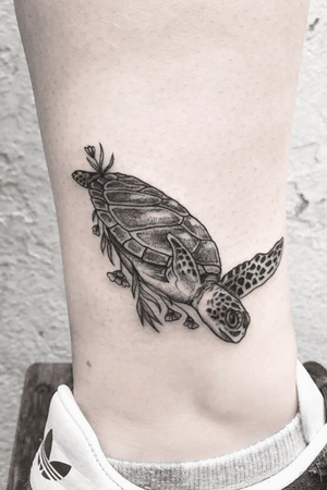 @garroina loved tattooing this turtle-y awesome little blackwork piece 🐢 Don't be shy, poke your head into the studio for all your tattoo needs!