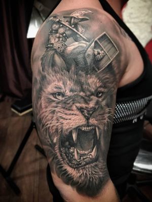 cover-up in progress! some parts fresh/some healed #coverup #coveruptattoo #blackngrey #blackngreytattoo #lion #liontattoo #shouldertattoo 