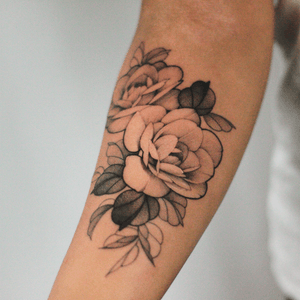 Freehand ADELA flowers🌺 My flower designs are freehand, which means that I usually draw design on your body directly at the spot for a better flower depending on individual body parts. Please check how i did on my IG. → @adela_tattooerAlso you can noticed guest spot on IG.#adelaflower #adelatattoo #flowertattoo #flowertattoos #koreatattoo #seoultattoo #colortattoo #rosetattoo #tattooformen #fower #freehand #seoul #femaletattooist #flowers #rose #birthdayflowers #tattooforgirl #peonytattoo #freehandtattoo