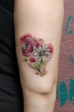 Favourite take on poppies and daisies! Done in Lisbon. #poppy #poppies #daisy #daisytattoo #watercolour #aquarela #flower #flowertattoo #tattoooftheday 