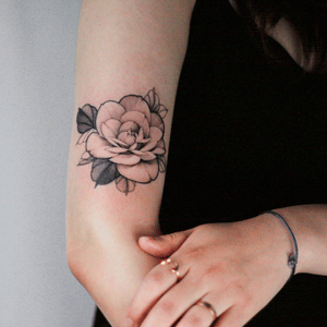 Freehand ADELA flower🌺 My flower designs are freehand, which means that I usually draw design on your body directly at the spot for a better flower depending on individual body parts. Please check how i did on my IG. → @adela_tattooer Also you can noticed guest spot on IG . #adelaflower #adelatattoo #flowertattoo #flowertattoos #koreatattoo #seoultattoo #colortattoo #rosetattoo #tattooformen #fower #freehand #seoul #femaletattooist #flowers #rose #birthdayflowers #tattooforgirl #peonytattoo #freehandtattoo
