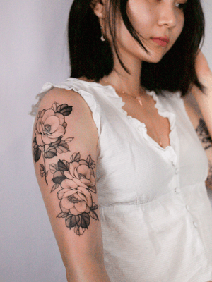 Freehand ADELA flowers🌺 My flower designs are freehand, which means that I usually draw design on your body directly at the spot for a better flower depending on individual body parts. Please check how i did on my IG. → @adela_tattooerAlso you can noticed guest spot on IG.#adelaflower #adelatattoo #flowertattoo #flowertattoos #koreatattoo #seoultattoo #colortattoo #rosetattoo #tattooformen #fower #freehand #seoul #femaletattooist #flowers #rose #birthdayflowers #tattooforgirl #peonytattoo #freehandtattoo