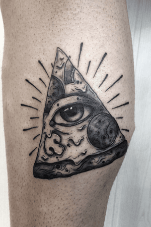 Pizza illuminati ✨ #tattoo #tatuaje #tattoovalencia #tatuajevalencia #ink #inked #blackwork #blacktattoo #blackbunny #valenciatattoo #flowertattoo #valencia