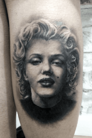 Marilyn. ✨ #tattoo #tatuaje #tattoovalencia #tatuajevalencia #ink #inked #blackwork #blacktattoo #blackbunny #valenciatattoo #flowertattoo #valencia
