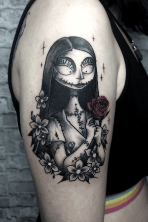 Sally. ✨ #tattoo #tatuaje #tattoovalencia #tatuajevalencia #ink #inked #blackwork #blacktattoo #blackbunny #valenciatattoo #flowertattoo #valencia