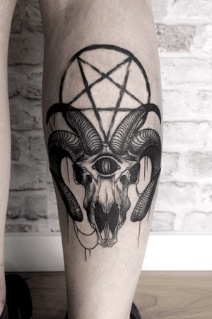 El Diablo. #tattoo #tatuaje #tattoovalencia #tatuajevalencia #ink #inked #blackwork #blacktattoo #blackbunny #valenciatattoo #flowertattoo #valencia