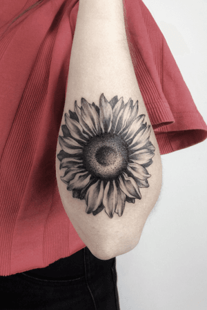 🌻 #tattoo #tatuaje #tattoovalencia #tatuajevalencia #ink #inked #blackwork #blacktattoo #blackbunny #valenciatattoo #flowertattoo #valencia
