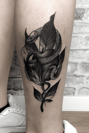 Los Amantes. #tattoo #tatuaje #tattoovalencia #tatuajevalencia #ink #inked #blackwork #blacktattoo #blackbunny #valenciatattoo #flowertattoo #valencia