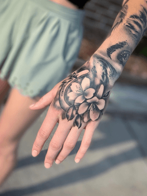 Hand tattoo for girls #flowertattoo #tattooartist #tattooideas #