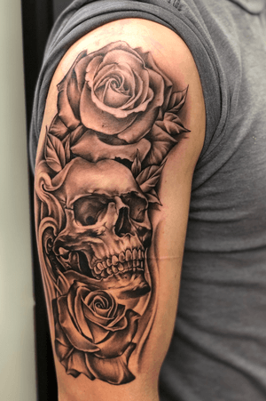 Custom skull rose design done in two sittings back to back. Over 15+ hours of work . For custom work like this please send me some info inquiring on any projects . I’m always up for skulls and roses 🤘🏽 check out this post on my instagram @tattooartbyaxe