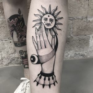#totemica #tunguska #black #hand #sun #moon #astrology #tattoo #eclipsetattoobarcelona #barcelona #spain #blackclaw #blacktattooart #tattoolifemagazine #tattoodo