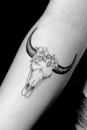 Instagram: @rusty_hstSmall bull skull with flowers #smalltattoo #linework #microtattoo #bull #floral #flowers