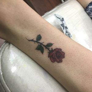 Rose. Citas o cotizaciones, únicamente por redes sociales. Www.facebook.com/roxxaiin Instagram:@rz_tattoo #rose #rosetattoo #colortattoo #fullcolor #minitattoos #flowertattoo #mexicanink #inked #roxxaiin 