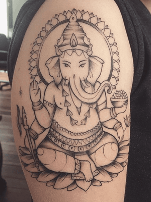 Ganesh es la ventana abierta hacia la verdad ... Entender que todas las circunstancias son sólo una apariencia transitoria ... Es libertad Que todos los obstáculos sean removidos de nuestro camino hacia ella 🔥👁🔥 Gracias Cami por acercarme a ese entendimiento a través de este tatuaje 🖤 