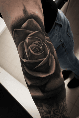 big rose cover up/🌹 full sleeve in progress #tattoo#tat#rose##black#inkedup#inked#tattoist#tat#tattoed#italytattoo#flowertattoo #joaopintomachines#art#artwork#creative#black#blackandwhite 