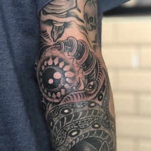 Bio-mech eyeball filling in some space on the elbow