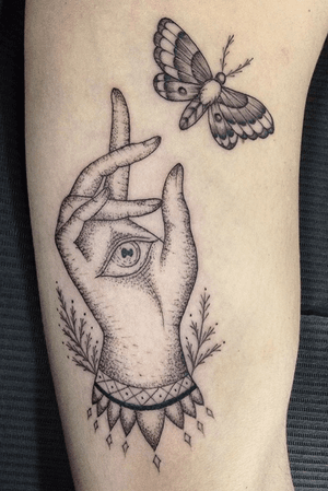 Tatuaje para mi amigo @iconico_sire 🖤 trabajamos el diseño en conjunto  * yo le agregue la mariposa nocturna 🌿