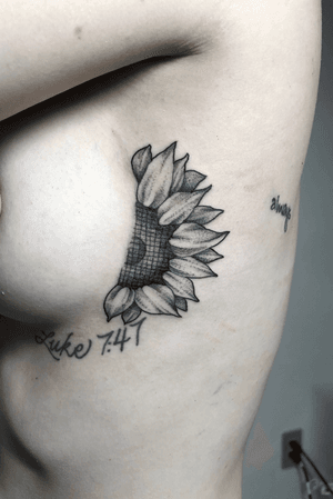 Side boob sunflower. Client didn’t want any leaves just the flower.  #fineline #singleneedle #singleneedletattoo #dotwork #stippletattoo #singleneedlework #finelinework #singleneedletattoos #sunflowertattoo 