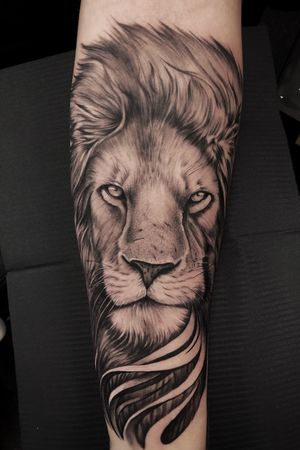 •Lion King• by @I_yump www.Yumptattoogallery.com.       Visita nuestras redes sociales para. Saber mas de mi trabajo. 