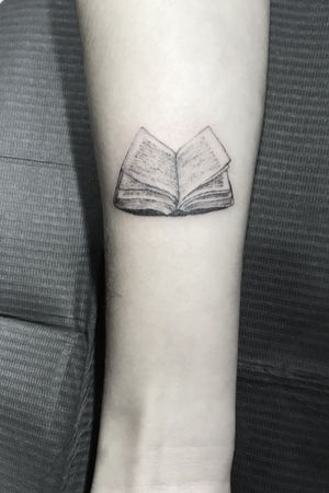 Book Tattoo #singleneedle 