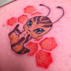 Little bee done on a shoulder