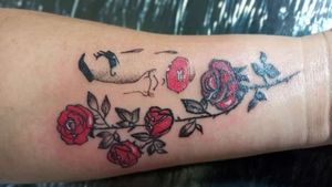 Desenho feito especialmente pra ela ❤️🌹 Feito com material 100% descartável Instagram: @tattoo.gomes #RosasTattoo #rosas #tattooapprentice #tattooart #artist #tattosofinstagram #tattooartist #mulherestatuadas #tatouage 