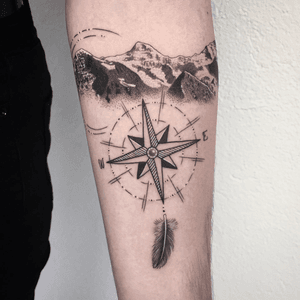 #tattoo #tatouage #tattoooftheday #photooftheday #mountains #mountaintattoo #compass #compasstattoo #montagne #rosedesvents #plume #feathertattoo #feather #dot #dotwork #petitspoints #lausanne #tattoolausanne #lausannetattoo #fann_ink 