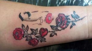 Desenho feito especialmente pra ela ❤️🌹Feito com material 100% descartávelInstagram: @tattoo.gomes#RosasTattoo #rosas #tattooapprentice #tattooart #artist #tattosofinstagram #tattooartist #mulherestatuadas #tatouage