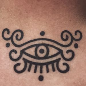 Black work eye done on the back of my neck by James Lau at The Company Tattoo in Hong Kong.
#blackwork #necktattoo #jameslau #hongkongtattoo #thecompanytattoo #lineworktattoo #eyetattoo 