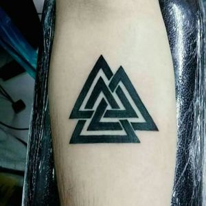 #tatuaje #blackwork #tattoo #triangles 