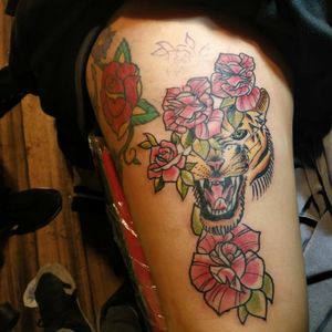 Tigre a color con rosas rojas Si deseas tatuarte mandame un mensaje al 0992516699