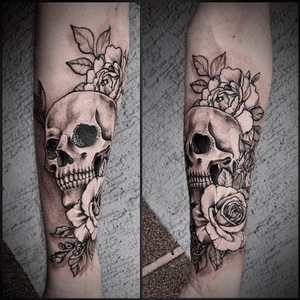 Tatuaż w tradycyjnym klimacie: czaszka i róża :-) Skull tattoo