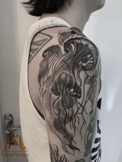 #fakefacestattoo #tattoo #tattoos #tattooed #tattooart #bw #bnw #blackart #blackink #blackwork #blackwhite #blacktattoo #jellyfish #blackandwhite #inked #lineart #fashion #pop #art #beijing #北京 #刺青 #入れ墨 #문신 