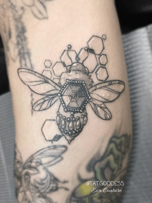 Done by @tat.goddess bzzz 🐝 #girltattoos #girlswithtattoos #tattooartist #tattoos #femaleartist #femaletattooartist #detroittattooartist #detroitartist #italianartist #italiantattooartist #italiangirls #freckles #girlswithfreckles #bee #beetattoo #savethebees #savethebees🐝 #handtattoo #flowertattoo #neotraditionaltattoo #legtattoo #crystaltattoo #girlstattoos #tattoomodel #tattoomodels