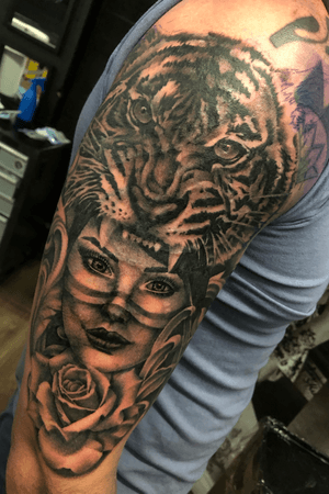 Cover up. Not my style, made it work anyway. 🕺🏼 The old tattoo is very scarred from incorrect laser operation 🤷🏼‍♂️ Thanks Jordan #tigertattoo #rosetattoo #blackandgreytattoo #bngtattoo #bngtattoos #bngtattoosociety #dublintattoo #dublintattoostudio #dublintattooartist