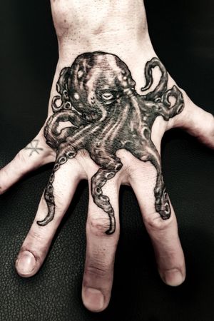 #octopus #octopustattoo #handtattoo #blackandwhitetattoo #realistictattoo #sketchtattoo 