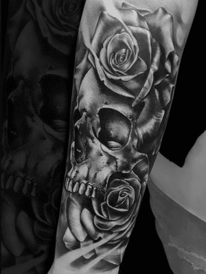 ~Idea:Skull and Roses. ~Studio:Lucky Tattoo by Pascal. ~Artist:Moses Mendelssohn.