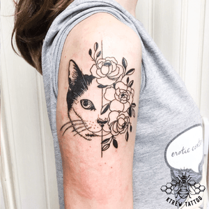 Cat Portrait Floral Tattoo by Kirstie Trew • KTREW Tattoo • Birmingham, UK 🇬🇧 #floraltattoo #cattattoo #illustrativetattoo #blackworktattok #birmingham