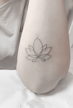 #lotus #smalltattoo #minimalism #singleneedle #Tattoodo