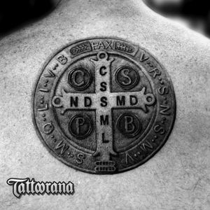 Medalha de São Bento nas costas Artista: Alex Takahashi Estúdio: Tatoorana