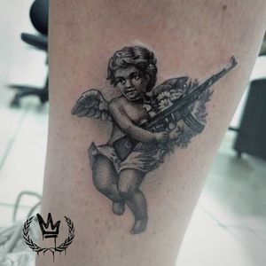 Un angelito peque 🤯🔫 . . . #angel #tiny #pequeño #tats #tattoo #tattuagen #tatuaje #tattuaggi #dots #blackandgrey #ak #machinegun #ametralladora #kalashnikov