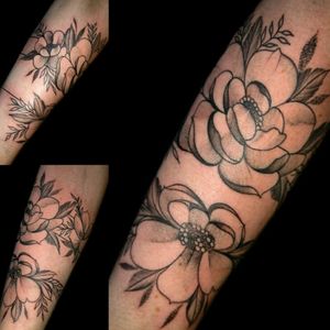 Tatu de hoy.. #tattoo #inked #ink #brazalete #brazaletetattoo #linework #flores #brazaleteflores #lineas #flowerstattoo #botanicatattoo #whipeshading #whipeshadingtattoo #luchotattoo #luchotattooer #pergamino