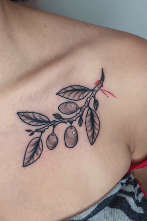 •olive bunch in blackwork • info & bookings email at nicoletta.t1@gmail.com or text me 