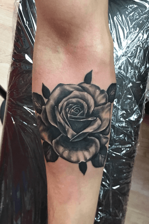 Black and gray realism rose #rose #rosetattoo #roses #realism #realistic #blackandgrey #blackandgreytattoo #ink #inked #flower #flowertattoo 